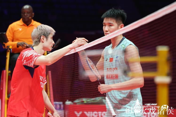 羽联总决赛：石宇奇两局完胜李诗沣，小组赛首战旗开得胜